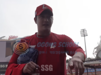 SSG 랜더스 홈경기 모습 - 문학구장에서의 경기 준비 장면